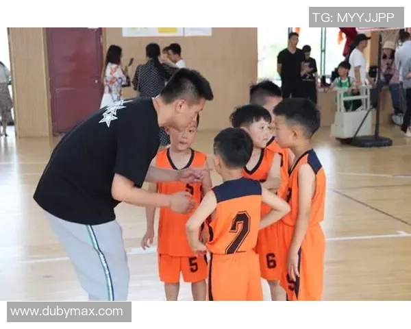 小小篮球手的梦想飞扬在阳光下的操场上 小小篮球手的梦想飞扬在阳光下的操场上